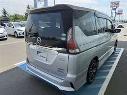 主な装備は、カーナビ、バックモニター、三列シートエンジンスターター、4WD車となっております。