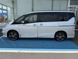 主な装備は、カーナビ、バックモニター、三列シートエンジンスターター、4WD車となっております。