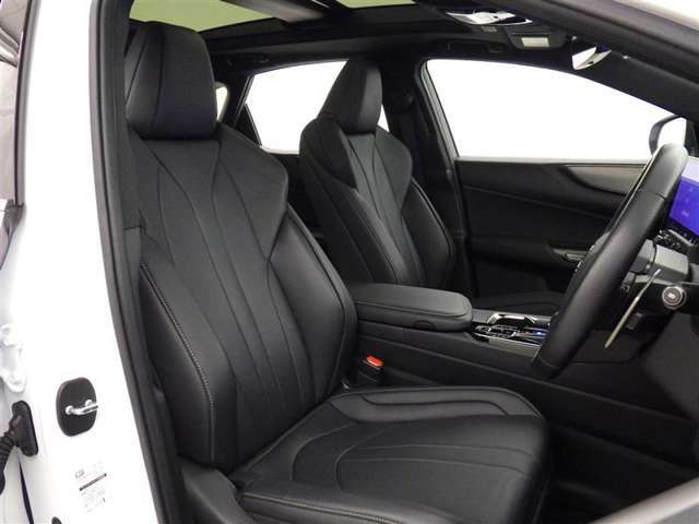 【内装】“F　SPORT”専用本革/“F　SPORT”専用ブラック/ダークスピンアルミ