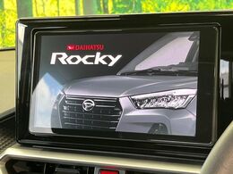 【大画面ナビ】人気の大型9インチナビを装備。存在感のある大画面はインパクト大！ナビ利用時のマップ表示は見やすく、テレビやDVDは臨場感がアップ！いつものドライブがグッと楽しくなります♪