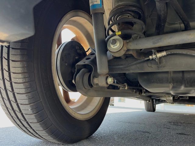 お車を安心してお乗りいただく為には、足回りの定期点検が欠かせません。サービスサポート（有償保証）では無料点検もご提供しており、安心のカーライフをお過ごしいただけるサポート体制が整っています。