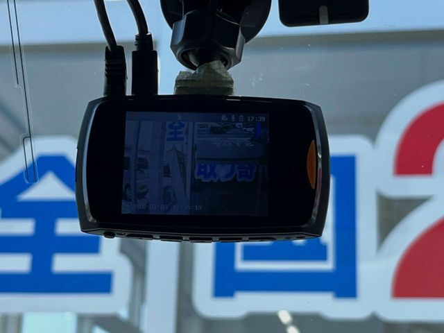 【ドライブレコーダー】安心・安全なカーライフに必須のドライブレコーダーを装備！走行中はもちろん、あおり運転や事故に遭遇した際の状況も映像で記録し、万一のリスクに備えます。
