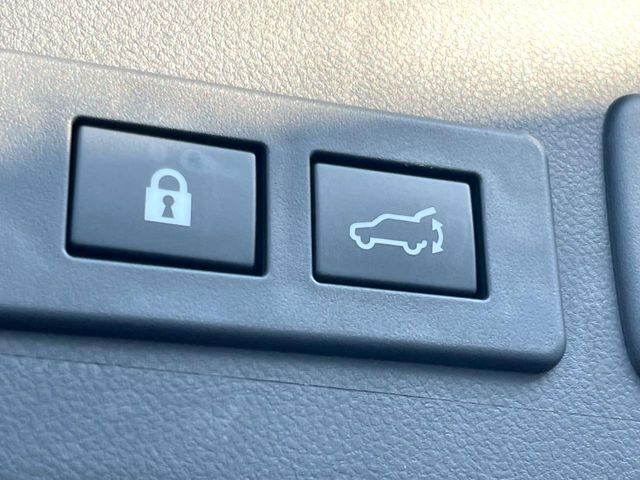【パワーバックドア】スマートキーや運転席のボタンを押すだけでリアゲートが自動で開閉します！荷物を持っている時や、高い位置にあるバックドアを閉める際に便利な機能です♪