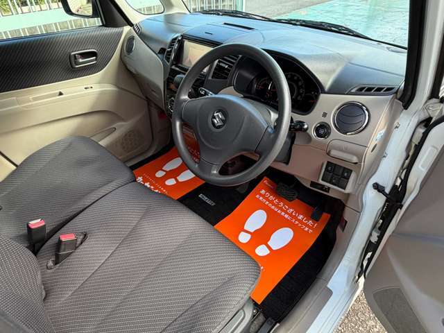 こちら運転席のシートとなっております。破れやタバコ穴など気になると思いますが、こちら破れやタバコ穴は御座いません。しっかりと納車前にシートクリーニングを実施。※定年劣化の使用感は御座います。