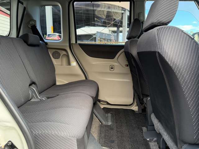 こちら後部座席のシートとなっております。破れやタバコ穴など気になると思いますが、こちら破れやタバコ穴は御座いません。しっかりと納車前にシートクリーニングを実施。※定年劣化の使用感は御座います。