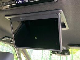 【フリップダウンモニター】大画面モニターで後席でもエンタメをお楽しみいただけます。小さなお子様にも大人気の装備です♪