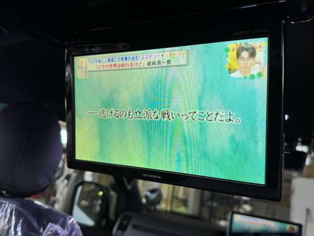 ファミリーには嬉しい10.1型フリップダウンモニター。ボクが出張で泊まるホテルのテレビはこれより少し大きいくらいです。