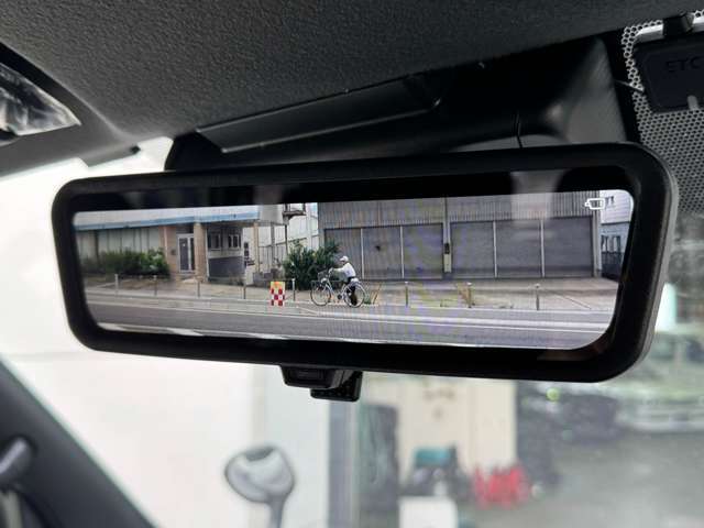 オプション装備のデジタルインナーミラー付き。両側パワースライドもあります。あと寒冷地仕様。