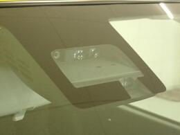 近距離や夜間の検知に優れたレーザーレーダーと　中・長距離の検知に優れ、人も検知する単眼カメラを組み合わせた　サポカーSワイド　デュアルセンサーブレーキサポート搭載。