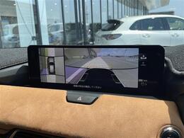 【全方位カメラ】上から見下ろしたように駐車が可能です。安心して縦列駐車も可能です