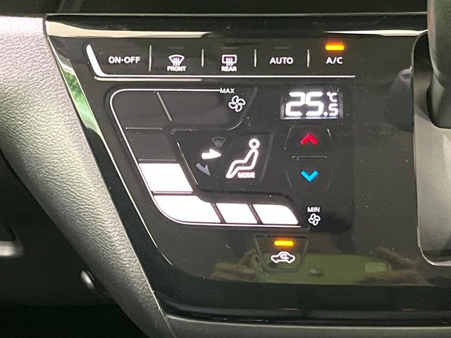 【オートエアコン】一度お好みの温度に設定すれば、車内の温度を検知し風量や温度を自動で調整。暑い…寒い…と何度もスイッチ操作をする必要はありません。快適な車内空間には必須の機能ですね♪