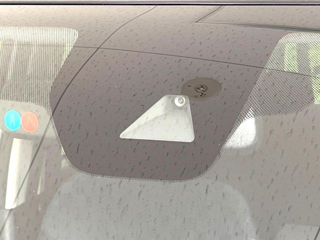 【エマージェンシーブレーキ】走行中に前方の車両等を認識し、衝突しそうな時は警報とブレーキで衝突回避と被害軽減をアシスト。より安全にドライブをお楽しみいただけます。