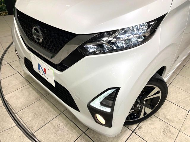 【LEDヘッドライト】悪天候や夜間走行時も良好な視界を確保し安心して運転できる高輝度LEDヘッドライトを装備！点灯速度が早く、消費電力も抑えられています。