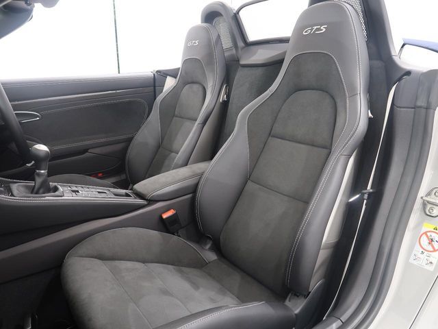 シートについても状態良く維持されている個体です。オートステージでは専用のシート生地をガードするコーティングもご用意してります。是非お申し付け下さい。