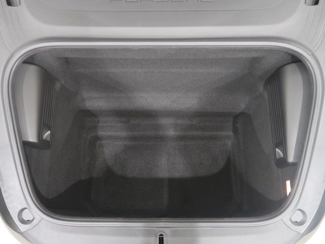 ラゲッジスペースについて、実際の具体的なサイズ感などご質問御座いましたらお答えさせて頂きます。こんな物、こんな形状の物が収納できるかなどお気軽にお声がけ下さいませ。