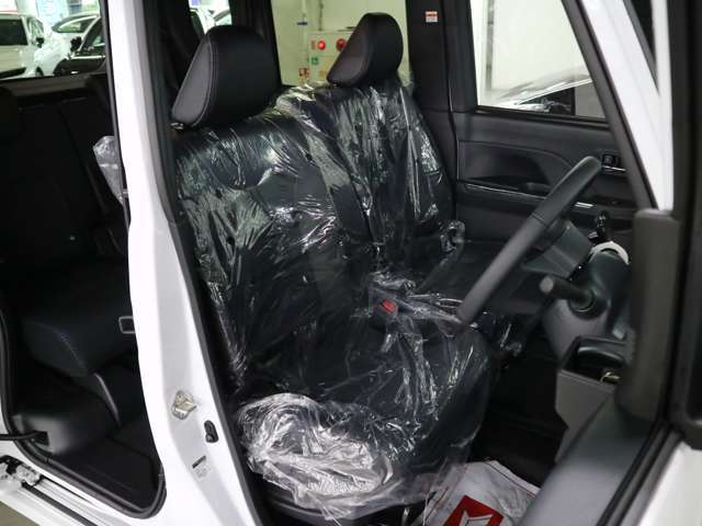 当社販売担当者、仕入担当者、リフトに持ち上げ車検検査員による下廻りチェックをクリアした高品質車を展示しております。