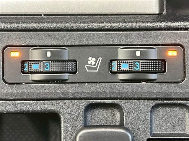【シートヒーター＆シートクーラー】高級車にふさわしい快適装備で、夏場は座面から涼しい風が、冬場は身体の芯からポカポカになりますね。