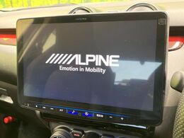 【ALPINE製11型ナビ】人気の大型11インチナビを装備。存在感のある大画面はインパクト大！ナビ利用時のマップ表示は見やすく、テレビやDVDは臨場感がアップ！いつものドライブがグッと楽しくなります♪