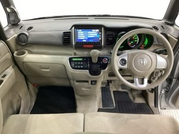 車内は光触媒抗菌消臭施工済です。スタイリッシュなデザインで暖かみのあるインパネ周りを演出します。グローブボックスやカップホルダーのほかにトレーなどたくさんの収納スペースが装備されています。