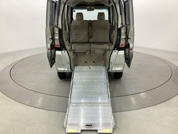 当車はスロープ付きの車いす仕様車です。スロープは3段階で長さを伸ばせます。緩やかなスロープをウインチで車いすを引っ張って乗り降りができます。ご来店の際は是非ともご体感ください。