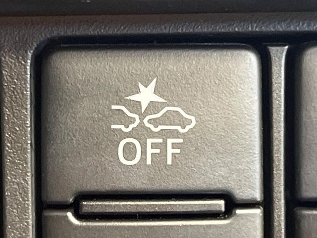 【スマートアシスト】走行中に前方の車両等を認識し、衝突しそうな時は警報とブレーキで衝突回避と被害軽減をアシスト。より安全にドライブをお楽しみいただけます。