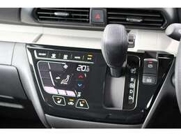 インパネシフト　CVTオートマ　電動パーキング＋オートホールド機能　タッチパネルで操作も簡単　フルオートエアコン　シートヒーター装備