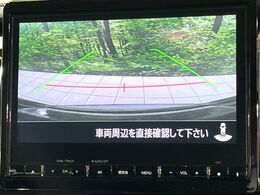 【バックカメラ】駐車時に後方がリアルタイム映像で確認できます。大型商業施設や立体駐車場での駐車時や、夜間のバック時に大活躍！運転スキルに関わらず、今や必須となった装備のひとつです！