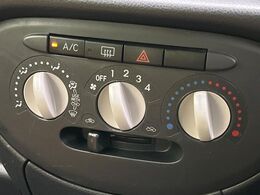 寒い冬も暑い夏も全席に快適な空調を届けてくれる、ダイヤル式エアコンを装備♪