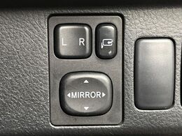 【電動格納ミラー】サイドミラーは電動格納式となっており、狭い駐車場でもキズがつくリスクを抑えられます。