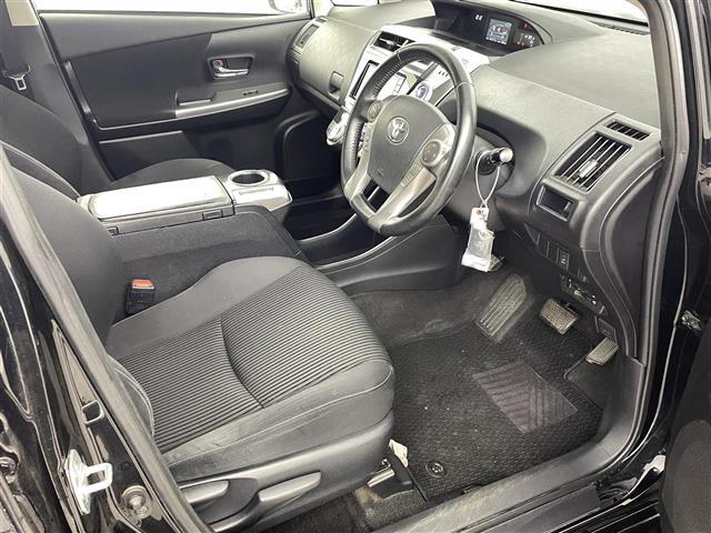 【運転席】座り心地が良いシートなので長時間の運転でも快適にお過ごしいただけます。新品のフロアマットのご注文も可能です。掲載箇所以外にご希望の写真がございましたらお気軽にお問い合わせ下さい。