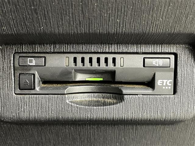 【ETC】有料道路を利用する際に料金所で停止することなく通過できる、ETC車載器（ノンストップ自動料金収受システム機器）が装備されています。セットアップを行うことで利用可能になります。