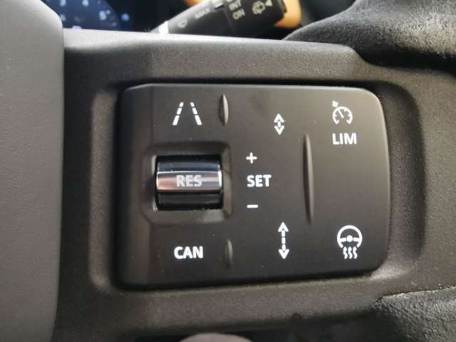【アダプティブクルーズコントロール】前方車両を認識して自動で追従していくアダプティブクルーズコントロールが搭載されております。渋滞時などでも大変便利な機能になります。