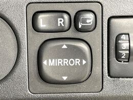 【電動格納ミラー】サイドミラーは電動格納式となっており、狭い駐車場でもキズがつくリスクを抑えられます。