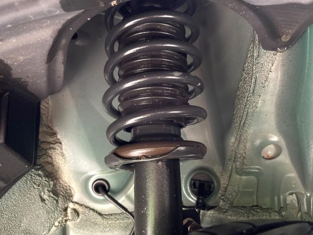 お車を安心してお乗りいただく為には、足回りの定期点検が欠かせません。サービスサポート（有償保証）では無料点検もご提供しており、安心のカーライフをお過ごしいただけるサポート体制が整っています。