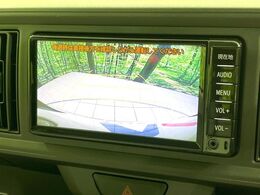 【バックカメラ】駐車時に後方がリアルタイム映像で確認できます。大型商業施設や立体駐車場での駐車時や、夜間のバック時に大活躍！運転スキルに関わらず、今や必須となった装備のひとつです！