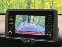【バックカメラ】駐車時に後方がリアルタイム映像で確認できます。大型商業施設や立体駐車場での駐車時や、夜間のバック時に大活躍！運転スキルに関わらず、今や必須となった装備のひとつです！