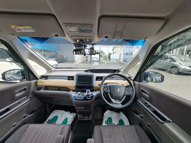 インパネ周りのお写真です。　視界が広く運転もしやすくなっております♪