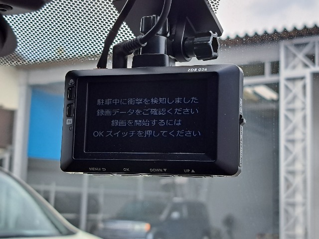 前方用の社外ドライブレコーダーが装備されております♪