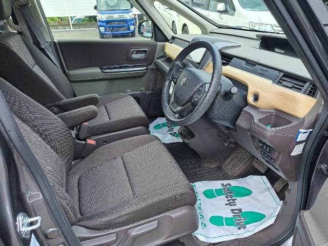 フロントシートのお写真です。　広い足元と、ゆったり座れるシートは長時間の運転でも疲れにくくなっております♪