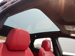 【パノラミックルーフ】車内に気持ちいい自然光が差し込み、頭上に広がる風景をお楽しみいただけます。快適な車内温度を維持し日差しから乗員とインテリアを守るダークカラーのガラス。電動ブラインド付き！