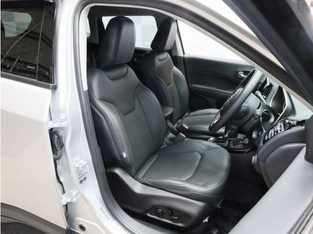 ■レザーシート　■運転席メモリー機構付パワーシート　■電動ランバーサポート　■シートヒーター　■助手席下収納　■各部カッパーステッチ　■アームレスト
