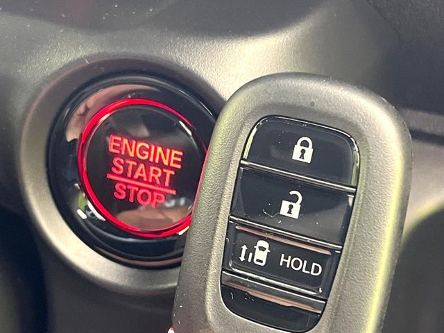 【Hondaスマートキー】カバンやポケットに入れたままでもドアの施錠・解錠が可能なスマートキーを装備。エンジンのオン・オフ時もカギを取り出す必要が無いからとっても便利です♪