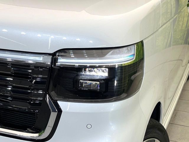 【LEDヘッドライト】悪天候や夜間走行時も良好な視界を確保し安心して運転できる高輝度LEDヘッドライトを装備！点灯速度が早く、消費電力も抑えられています。