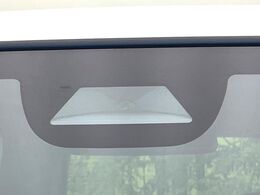 【ホンダセンシング】走行中に前方の車両等を認識し、衝突しそうな時は警報とブレーキで衝突回避と被害軽減をアシスト。より安全にドライブをお楽しみいただけます。