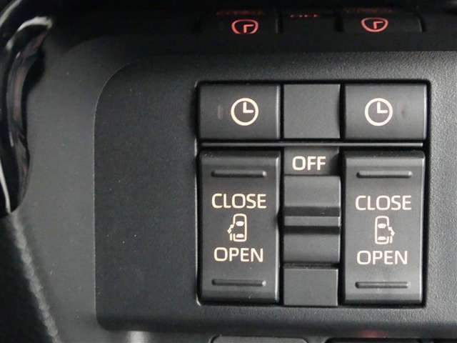 両側電動スライドドアのスイッチ付です。車内からもスイッチひとつで楽にドアの開閉が可能です。電動なので開閉時に力を使う必要がなく、半ドアになることもありません！