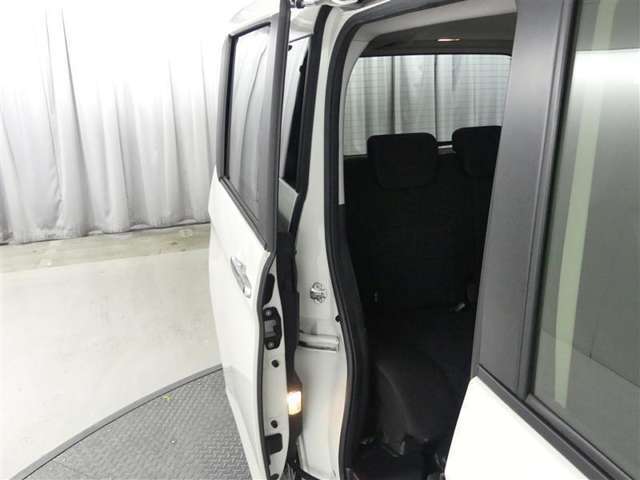 電動スライドドアのおかげで荷物の出し入れも楽々です♪