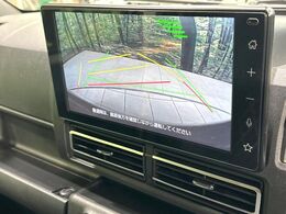 【バックカメラ】駐車時に後方がリアルタイム映像で確認できます。大型商業施設や立体駐車場での駐車時や、夜間のバック時に大活躍！運転スキルに関わらず、今や必須となった装備のひとつです！