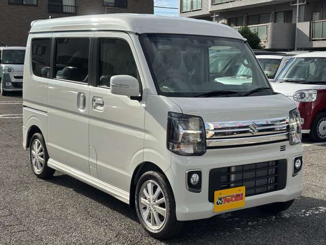 【屋根付き展示場】　　屋根付きの展示場もございますので、雨天時でも雨に濡れず、ゆっくりお車をご覧いただけます。