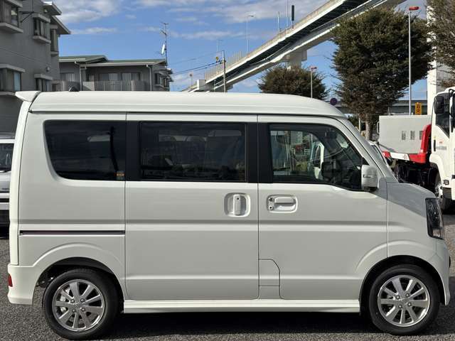 【キッズスペース】　待合室には小さなお子様も安心して遊んで待てるキッズスペースも完備しております。ご家族皆様でのご来店お待ちしております。