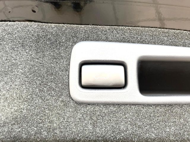 【パワーバックドア】スマートキーや運転席のボタンを押すだけでリアゲートが自動で開閉します！荷物を持っている時や、高い位置にあるバックドアを閉める際に便利な機能です♪